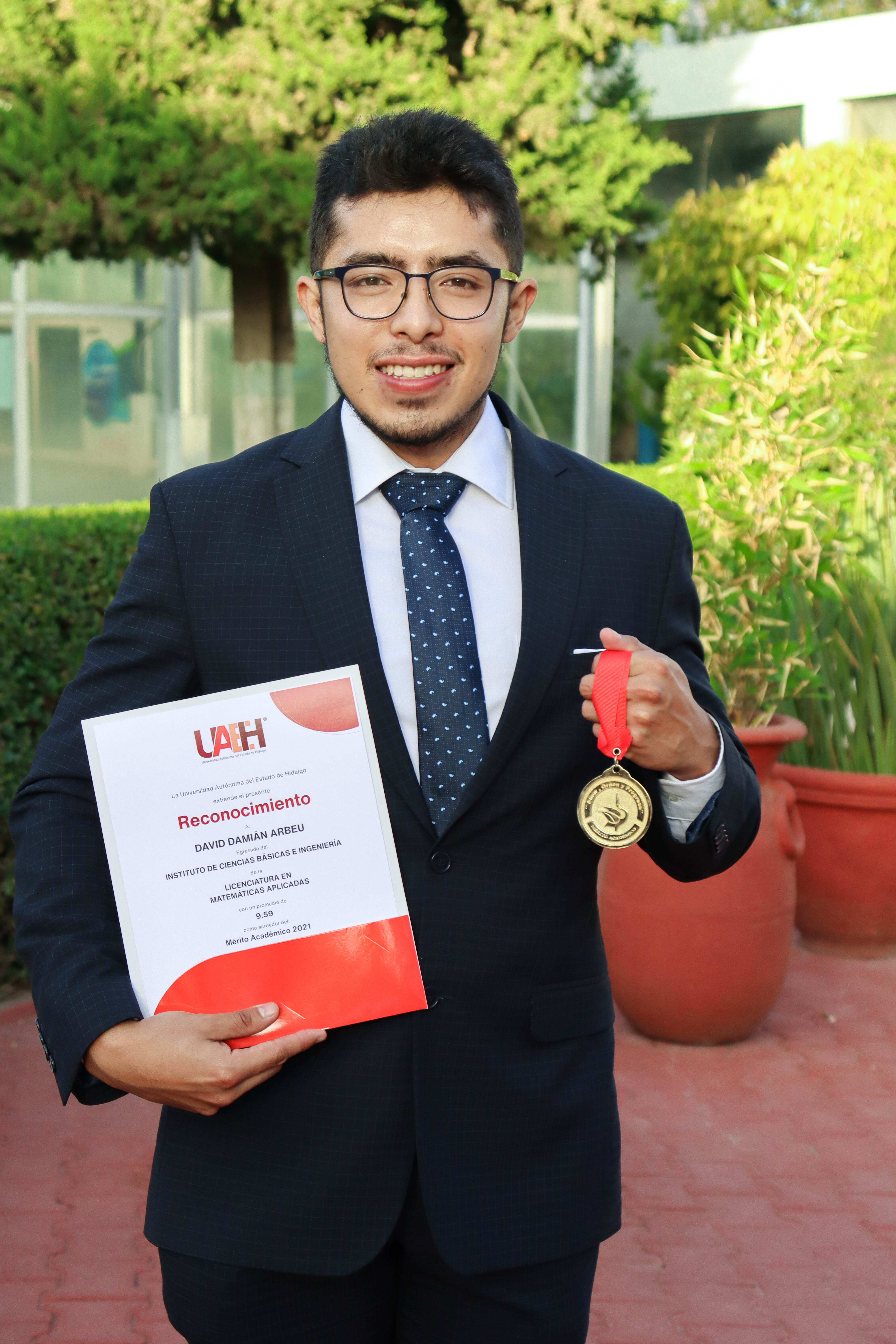 David Damian receiving the Mérito Académico award